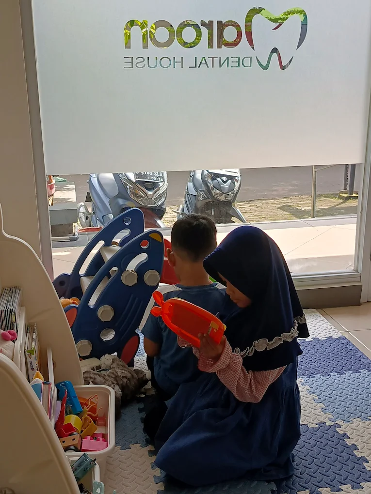 Area bermain anak di Maroon Dental House