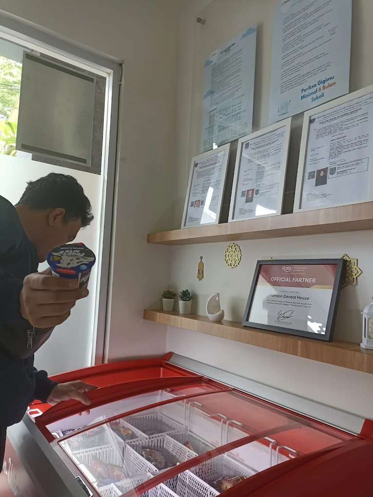 Es krim gratis dan sertifikat partner Maroon Dental House