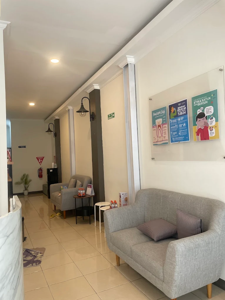 Ruang tunggu nyaman Maroon Dental House Bojongsari