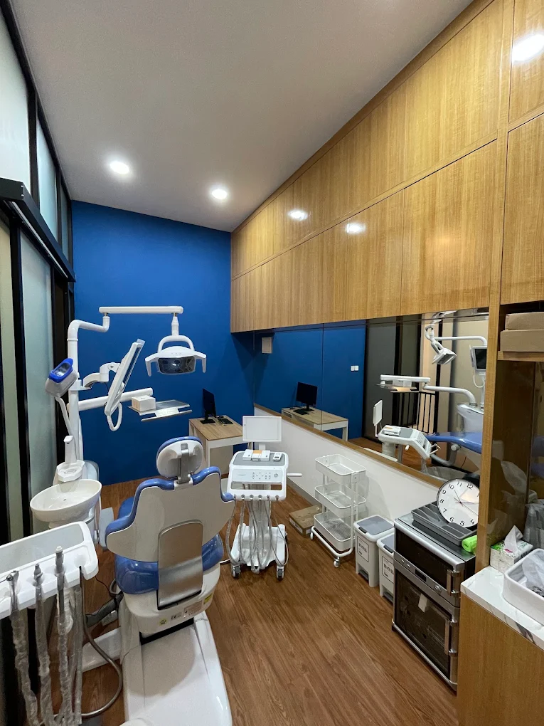 Ruang perawatan gigi Maroon Dental House Gunung Sindur